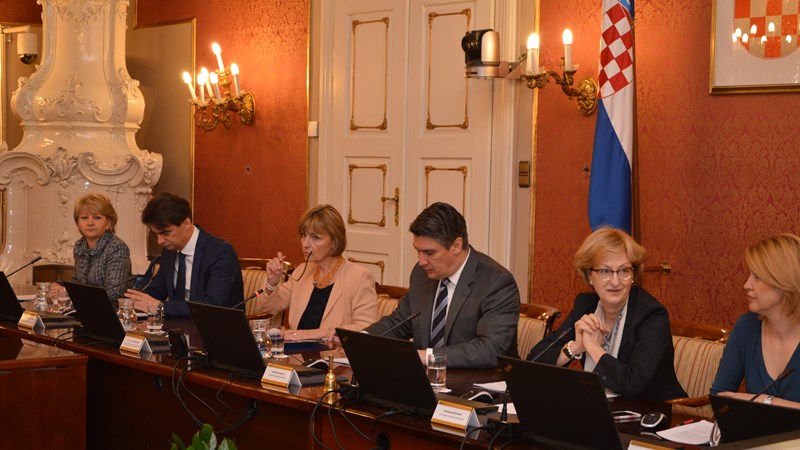 Government adopts plan to reduce number of state agencies